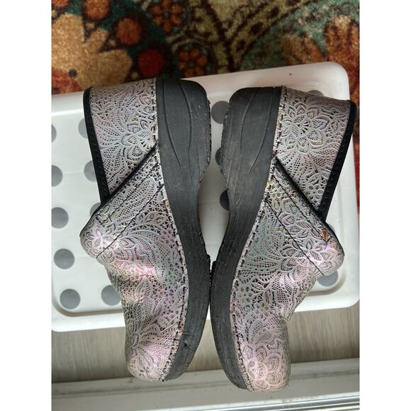 Dansko XP 2.0 Lacy Tooled Embossed Leather Silver Nurse Clogs Size EU 36 - Picture 4 of 7